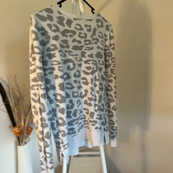 Ladies Sweater Snow Leopard Print - Picture 4 of 6